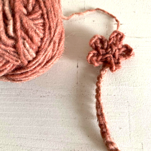 エビ色の毛糸で編んだお花モチーフ